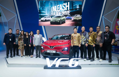 VINFAST LẦN ĐẦU TRƯNG BÀY MẪU XE VF 6 TAY LÁI NGHỊCH TẠI TRIỂN LÃM IIMS SURABAYA 2025